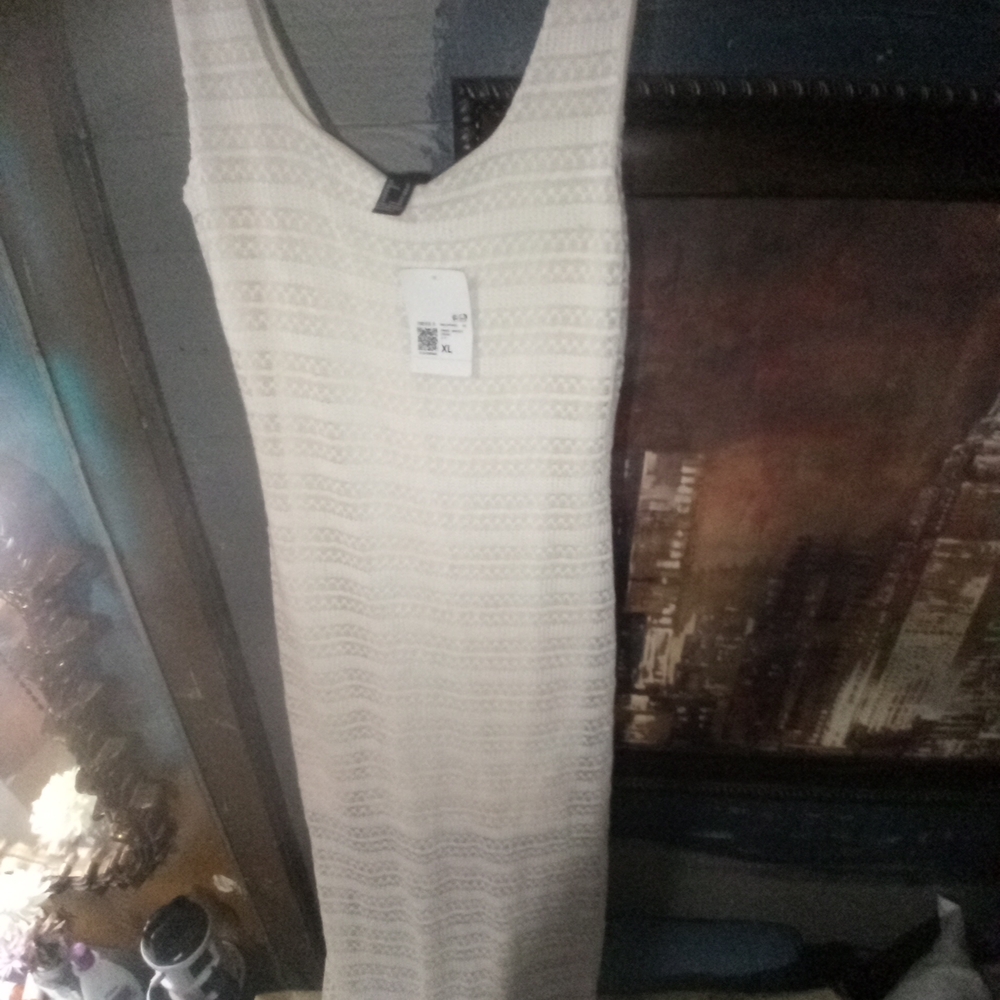 Elegant White Sleeveless Dress
